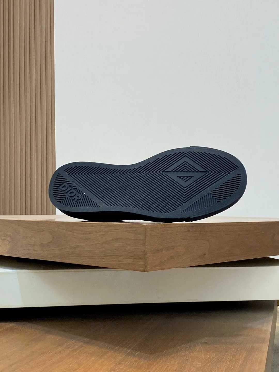 Factory price: 420💰Dior Crafted from navy and white jacquard with Oblique print and suede panels, it features a distinctive padded tongue embossed with the Dior signature, wide navy mohair laces and brass eyelets with a matte tonal finish. White rubber sole with Dior Oblique pattern, enhanced by a contrasting Dior 30 Avenue Montaigne signature on the rear. It can add fashionable temperament to casual looks. Exquisite packaging at the delivery counter 🛍📦 ▪️ Fabric: Original customized Oblique presbyopia + cowhide ▪️ Lining: Original customized sheepskin + breathable mesh ▪️ Sole: Original molded anti-slip rubber material ▪️ Bottom thickness: 4CM ▪️ Size: Men's 38-45 (38, 45, 46 customized)